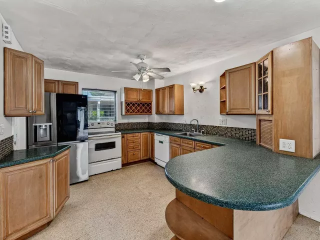 Продажа дома по адресу 201 NE 29th Street - фото 9368275
