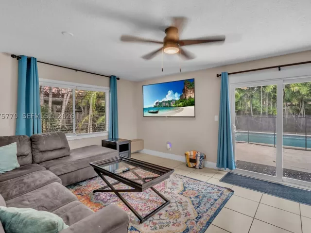 Продажа дома по адресу 907 NE 5th St - фото 9365493