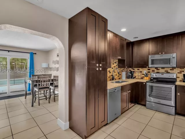 Продажа дома по адресу 907 NE 5th St - фото 9365496