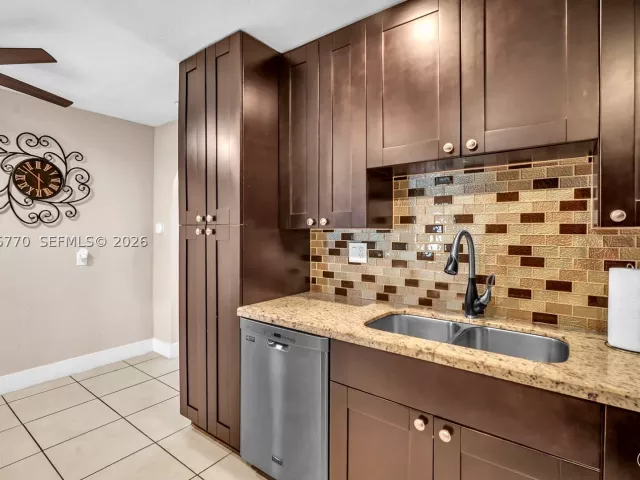 Продажа дома по адресу 907 NE 5th St - фото 9365497
