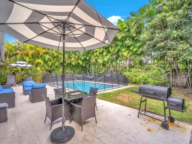 Продажа дома по адресу 907 NE 5th St - фото 9365502
