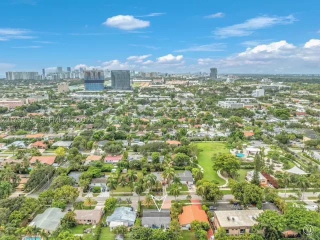 Продажа дома по адресу 907 NE 5th St - фото 9365509