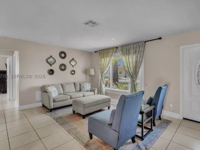 Продажа дома по адресу 907 NE 5th St - фото 9365481