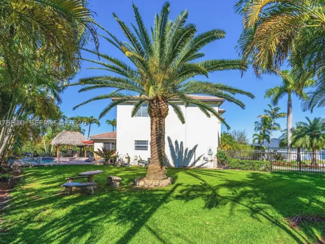 Продажа дома по адресу 12071 SW 1st St - фото 9365729
