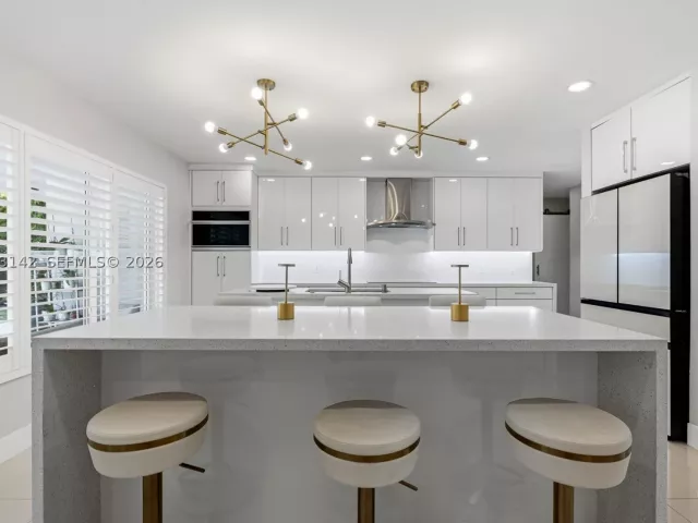 Продажа дома по адресу 932 Bird Rd - фото 9366848