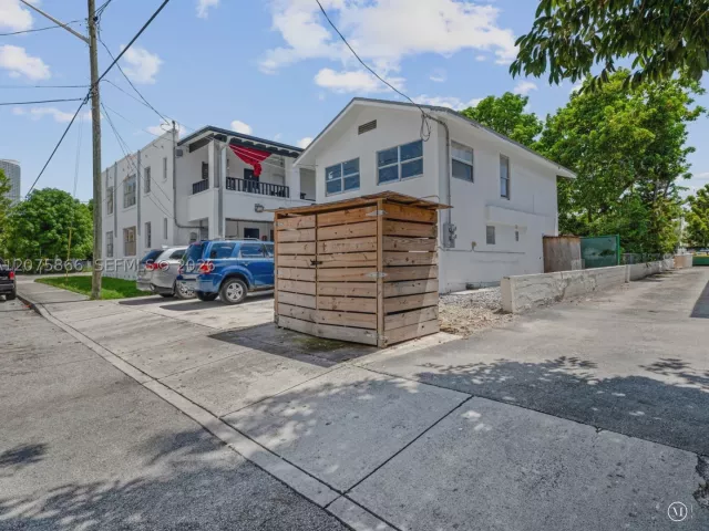 Продажа дома по адресу 500 SW 8th Ave - фото 9366693
