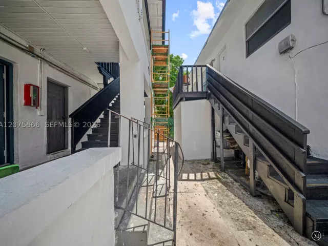 Продажа дома по адресу 500 SW 8th Ave - фото 9366695