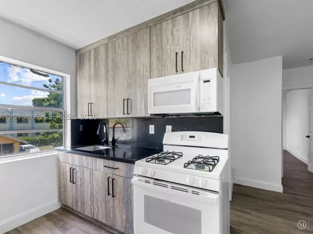 Продажа дома по адресу 500 SW 8th Ave - фото 9366702