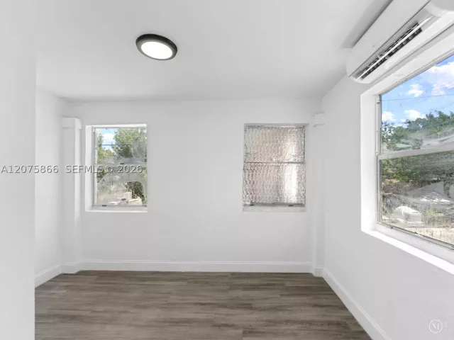 Продажа дома по адресу 500 SW 8th Ave - фото 9366705