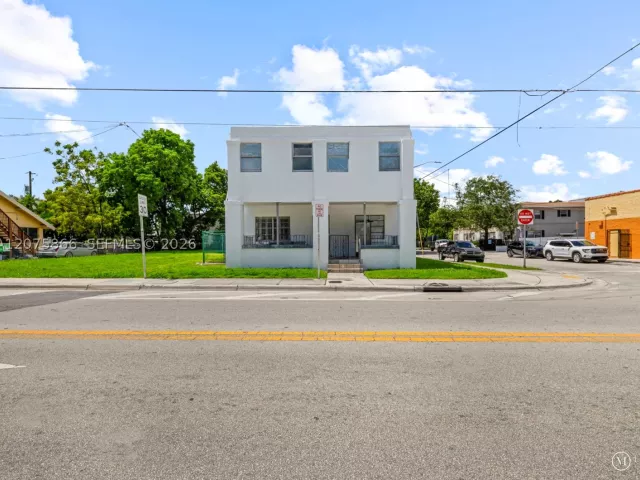 Продажа дома по адресу 500 SW 8th Ave - фото 9366689