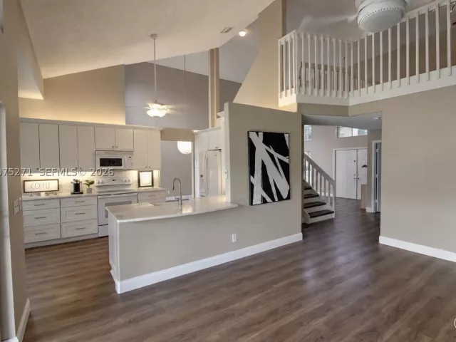 Продажа дома по адресу 18341 NW 10th St - фото 9377349