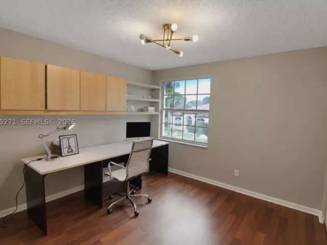 Продажа дома по адресу 18341 NW 10th St - фото 9377358
