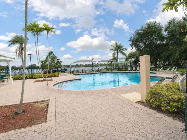 Продажа дома по адресу 18341 NW 10th St - фото 9377372