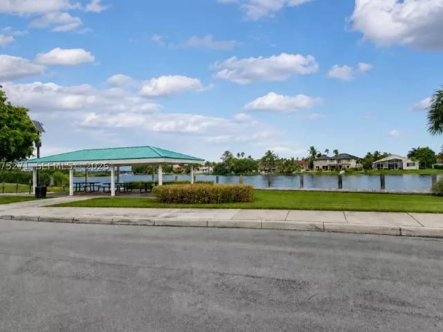 Продажа дома по адресу 18341 NW 10th St - фото 9377375