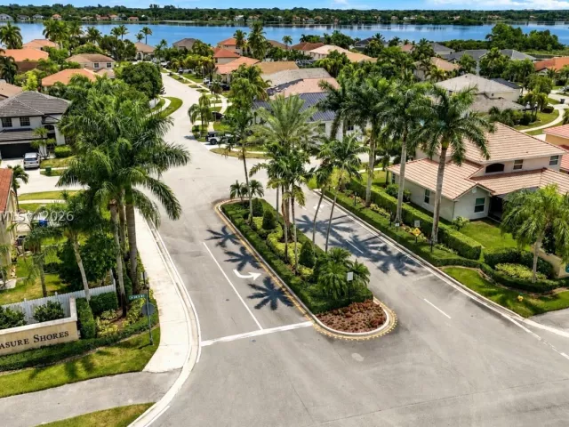 Продажа дома по адресу 18341 NW 10th St - фото 9377376