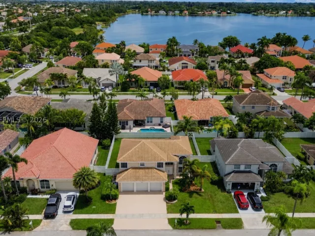 Продажа дома по адресу 18341 NW 10th St - фото 9377342