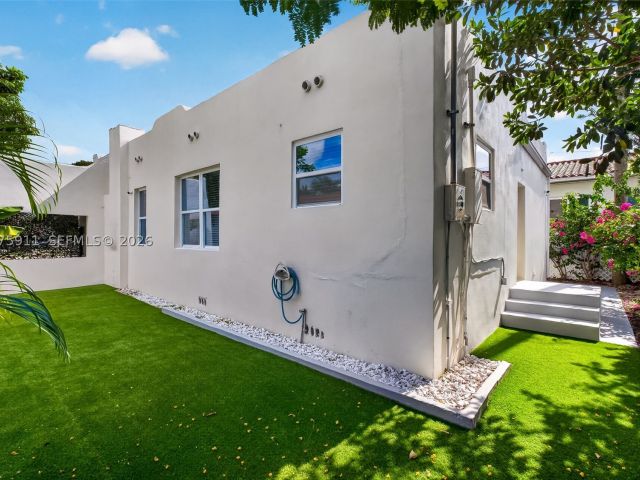 Продажа дома по адресу 2272 SW 13th St - фото 9376542