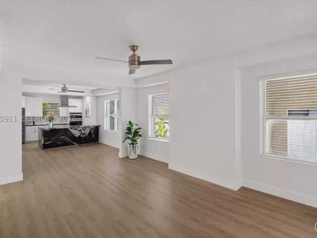 Продажа дома по адресу 2272 SW 13th St - фото 9376522