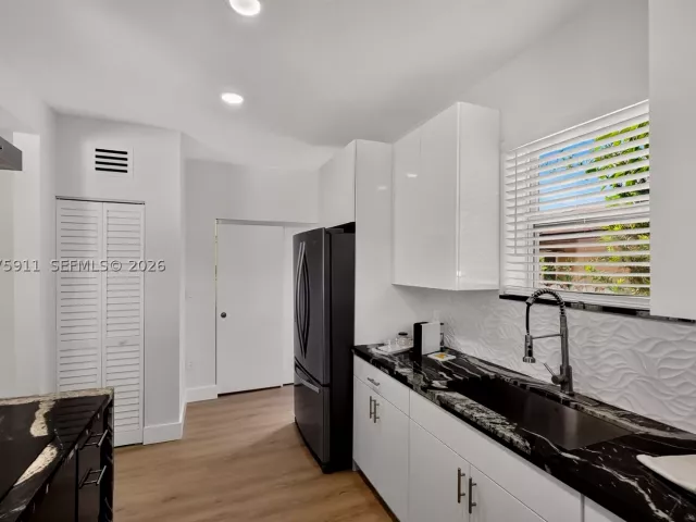 Продажа дома по адресу 2272 SW 13th St - фото 9376530