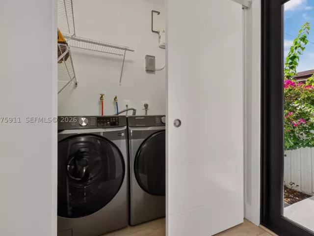 Продажа дома по адресу 2272 SW 13th St - фото 9376532