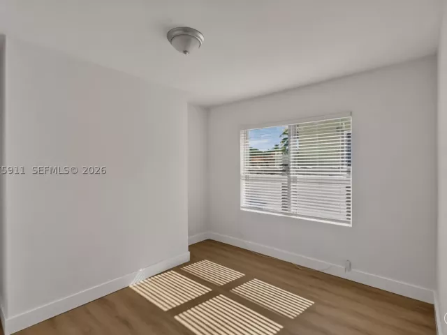 Продажа дома по адресу 2272 SW 13th St - фото 9376538