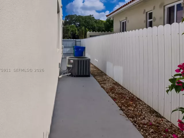 Продажа дома по адресу 2272 SW 13th St - фото 9376540
