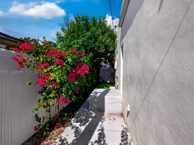 Продажа дома по адресу 2272 SW 13th St - фото 9376541