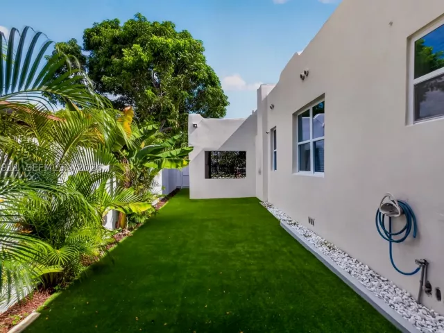 Продажа дома по адресу 2272 SW 13th St - фото 9376543