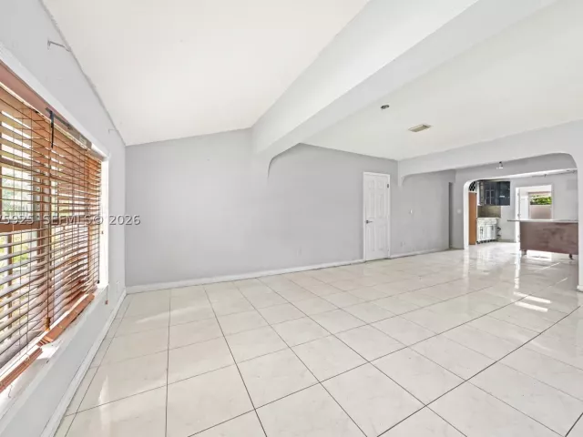 Продажа дома по адресу 2723 NW 3rd St - фото 9376561