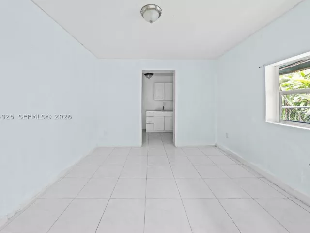 Продажа дома по адресу 2723 NW 3rd St - фото 9376568