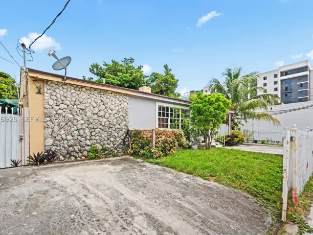Продажа дома по адресу 2723 NW 3rd St - фото 9376557