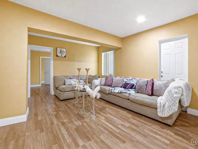 Продажа дома по адресу 691 NW 20TH Court - фото 9368560