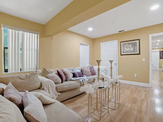 Продажа дома по адресу 691 NW 20TH Court - фото 9368561