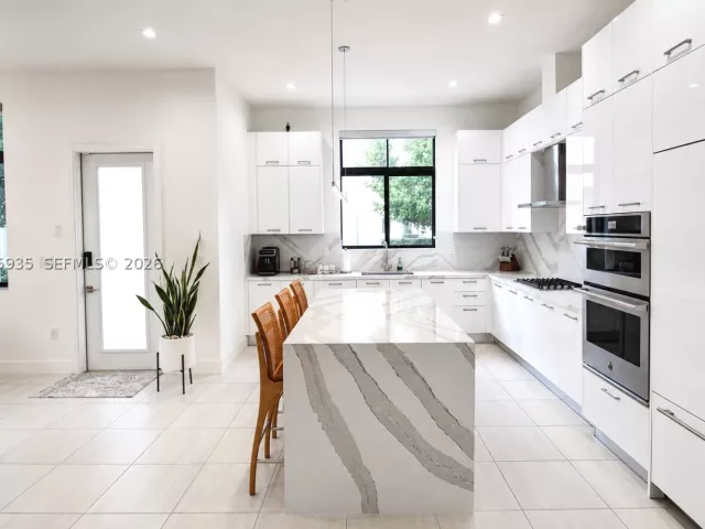 Продажа дома по адресу 4318 NW 81st Ave - фото 9370700