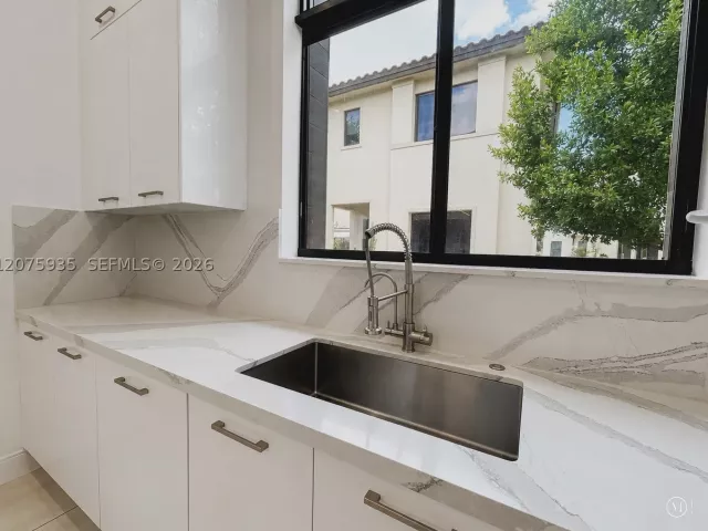 Продажа дома по адресу 4318 NW 81st Ave - фото 9370702
