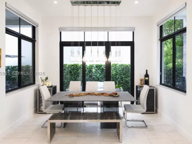 Продажа дома по адресу 4318 NW 81st Ave - фото 9370703