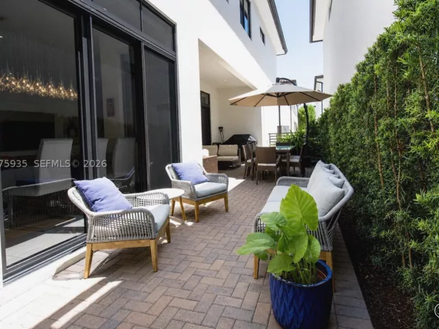 Продажа дома по адресу 4318 NW 81st Ave - фото 9370705