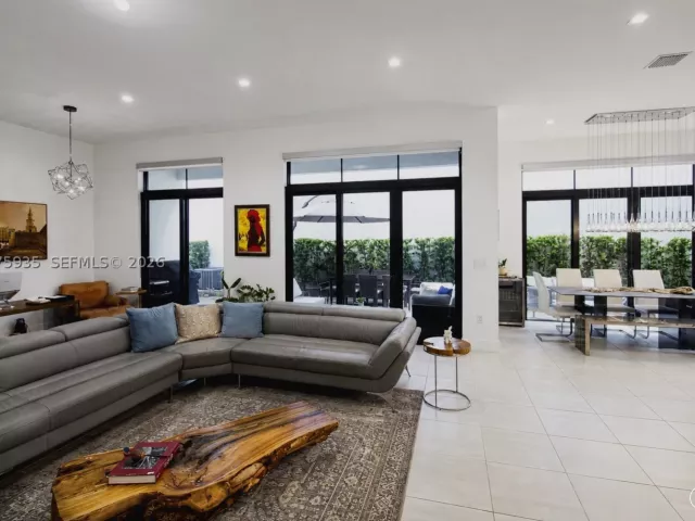Продажа дома по адресу 4318 NW 81st Ave - фото 9370706
