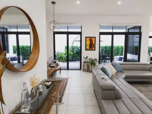 Продажа дома по адресу 4318 NW 81st Ave - фото 9370707