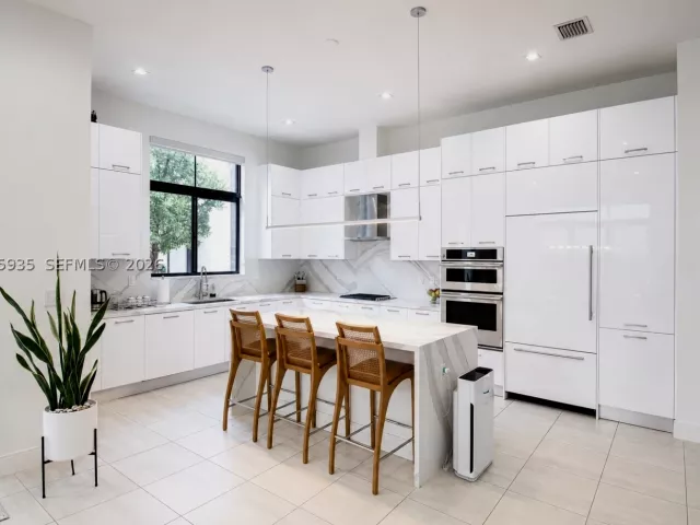 Продажа дома по адресу 4318 NW 81st Ave - фото 9370709