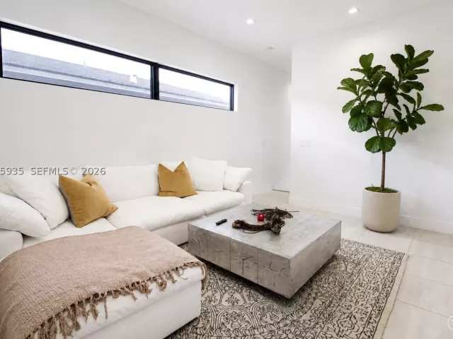 Продажа дома по адресу 4318 NW 81st Ave - фото 9370712