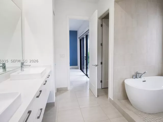 Продажа дома по адресу 4318 NW 81st Ave - фото 9370716