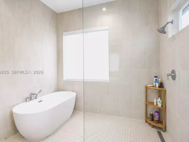 Продажа дома по адресу 4318 NW 81st Ave - фото 9370718