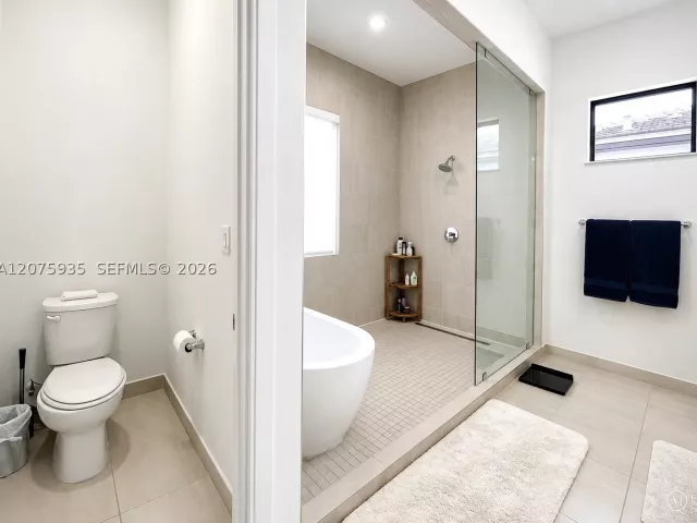 Продажа дома по адресу 4318 NW 81st Ave - фото 9370719