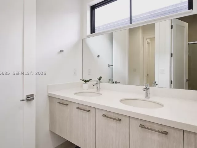 Продажа дома по адресу 4318 NW 81st Ave - фото 9370723