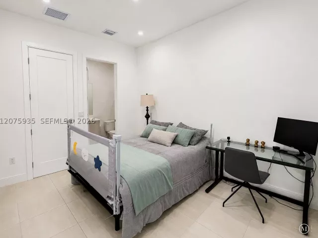 Продажа дома по адресу 4318 NW 81st Ave - фото 9370726
