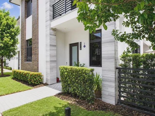 Продажа дома по адресу 4318 NW 81st Ave - фото 9370691