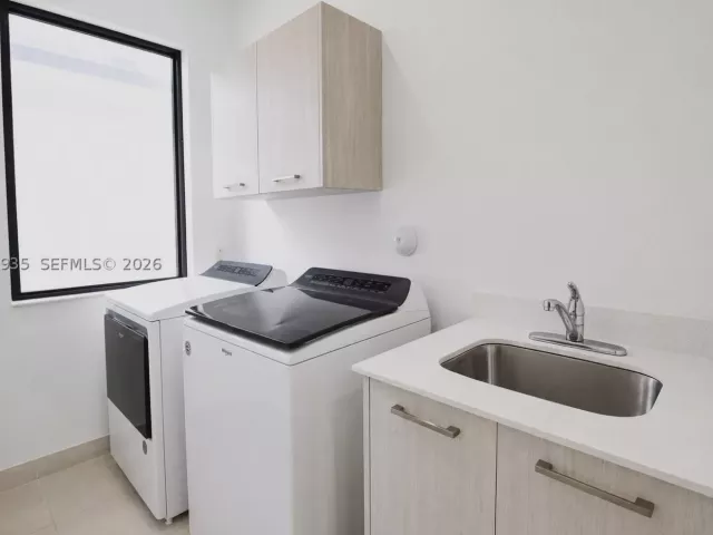 Продажа дома по адресу 4318 NW 81st Ave - фото 9370729
