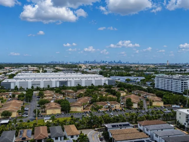 Продажа дома по адресу 4318 NW 81st Ave - фото 9370734