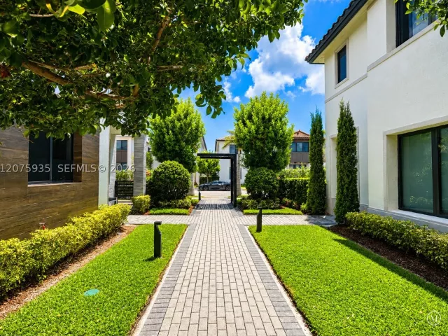 Продажа дома по адресу 4318 NW 81st Ave - фото 9370735